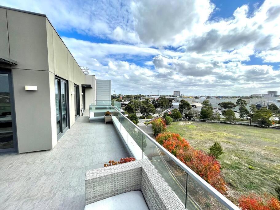 2 Bed 2 Bathroom Penthouse With Amazing Balcony & City Views - Across From Highpoint Maribyrnong Экстерьер фото